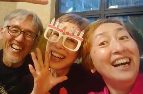 久本雅美さん、妹の久本朋子さん、兄の久本徹さんの仲良しスリーショット写真